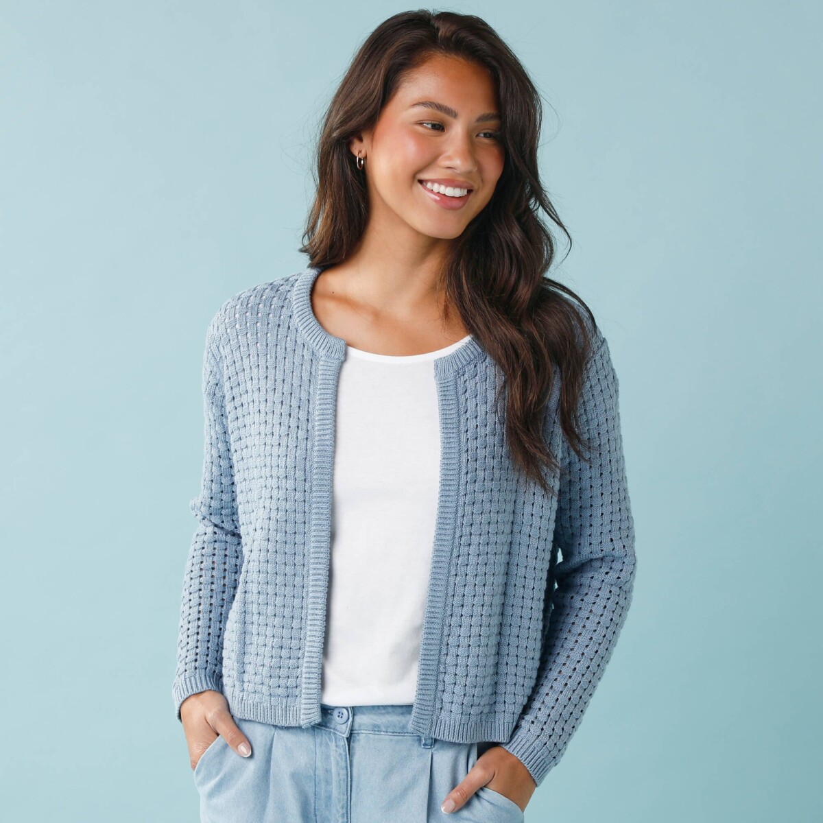 Krátky kardigan so vzorom pre nižšiu postavu