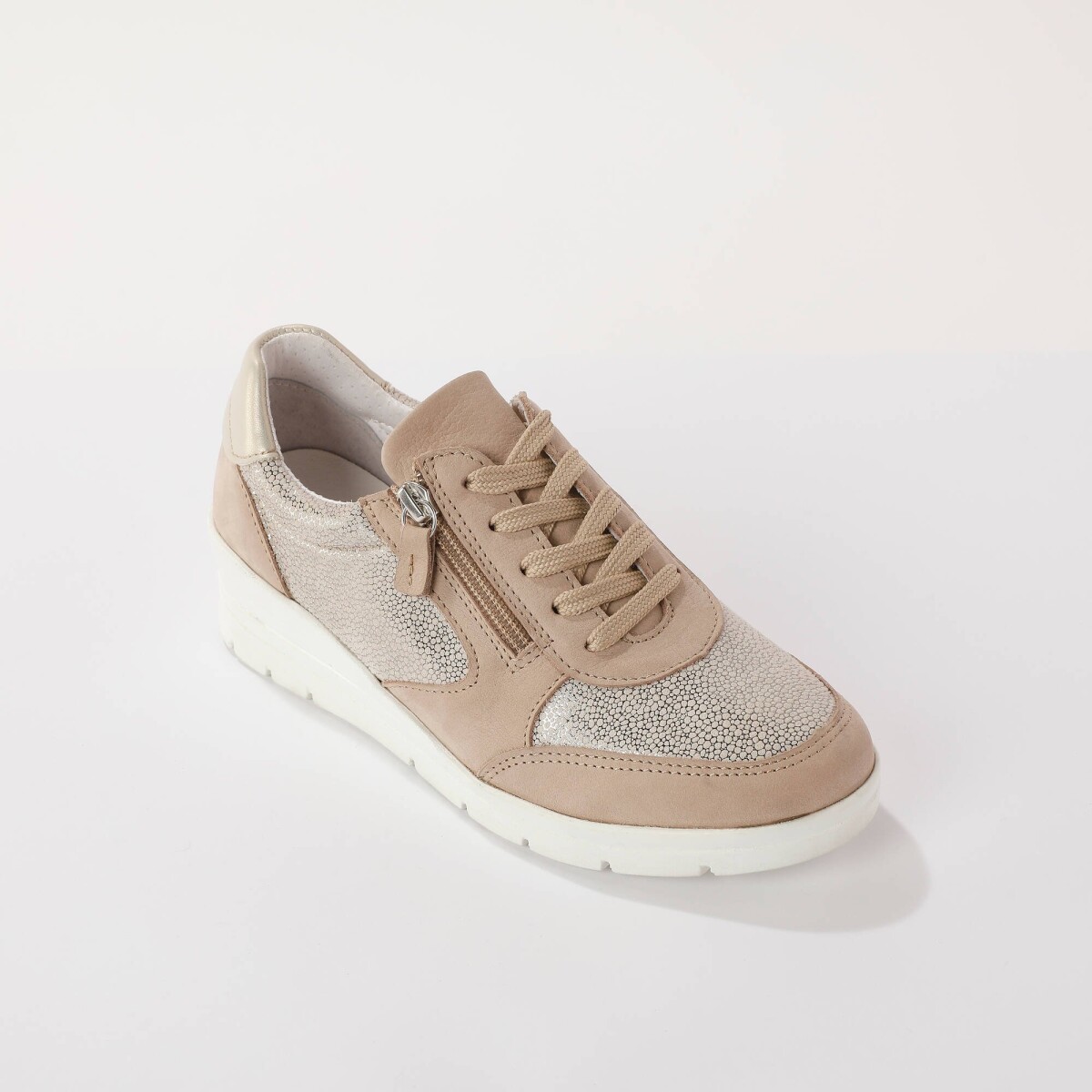 Kožené tenisky s pružnými časťami