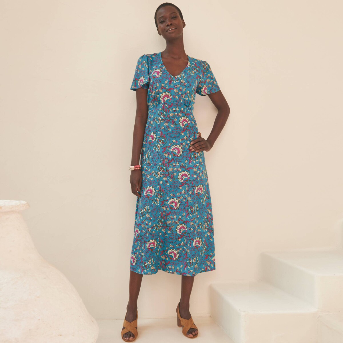 Dlhé šaty s výstrihom do V a potlačou