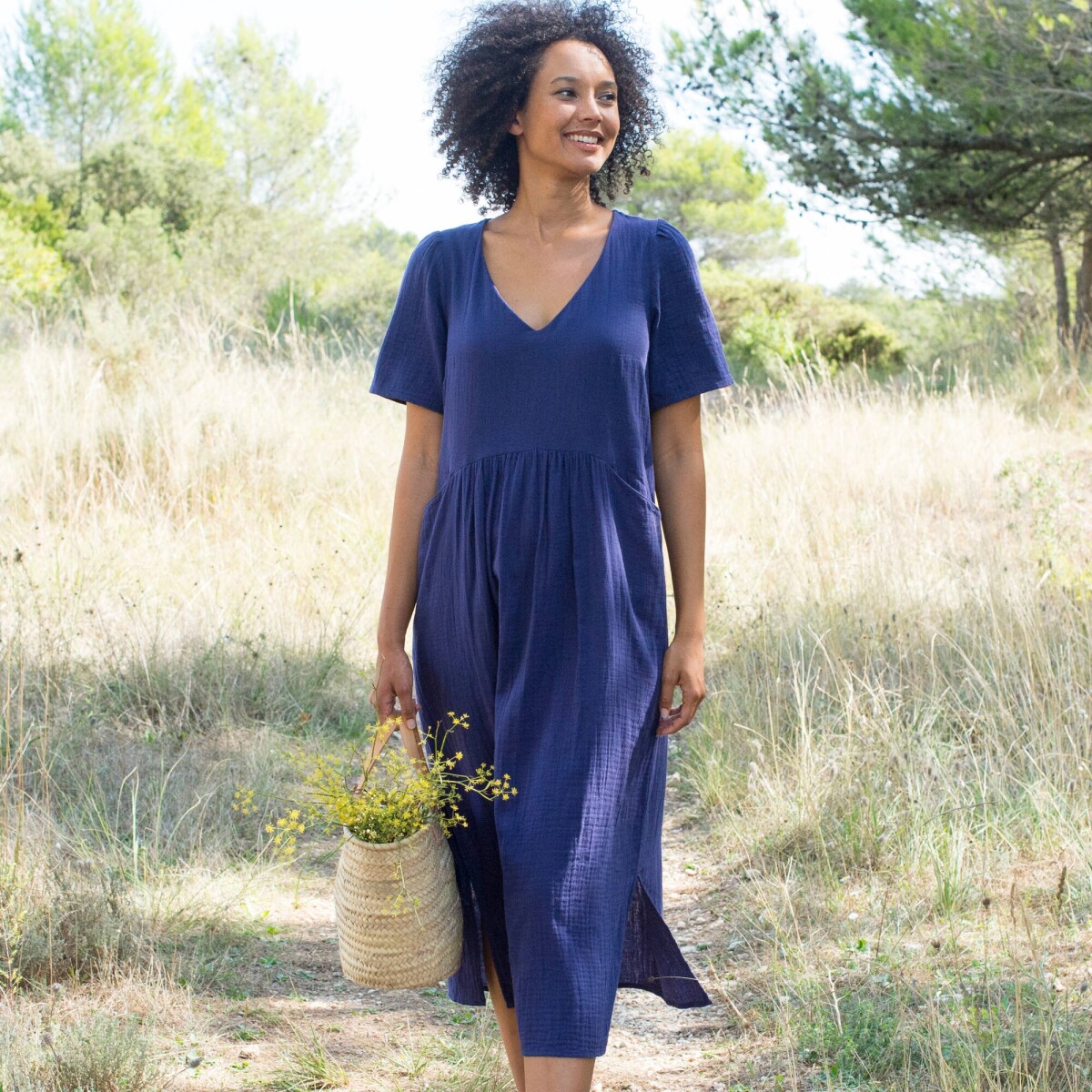 Rozšírené mušelínové midi šaty s výstrihom do V