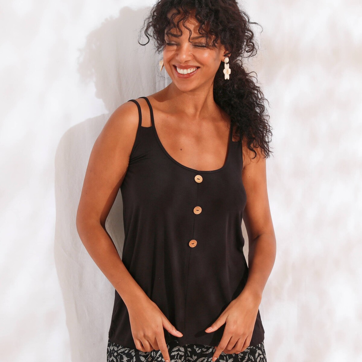 Jednofarebný top s kokosovými gombíkmi