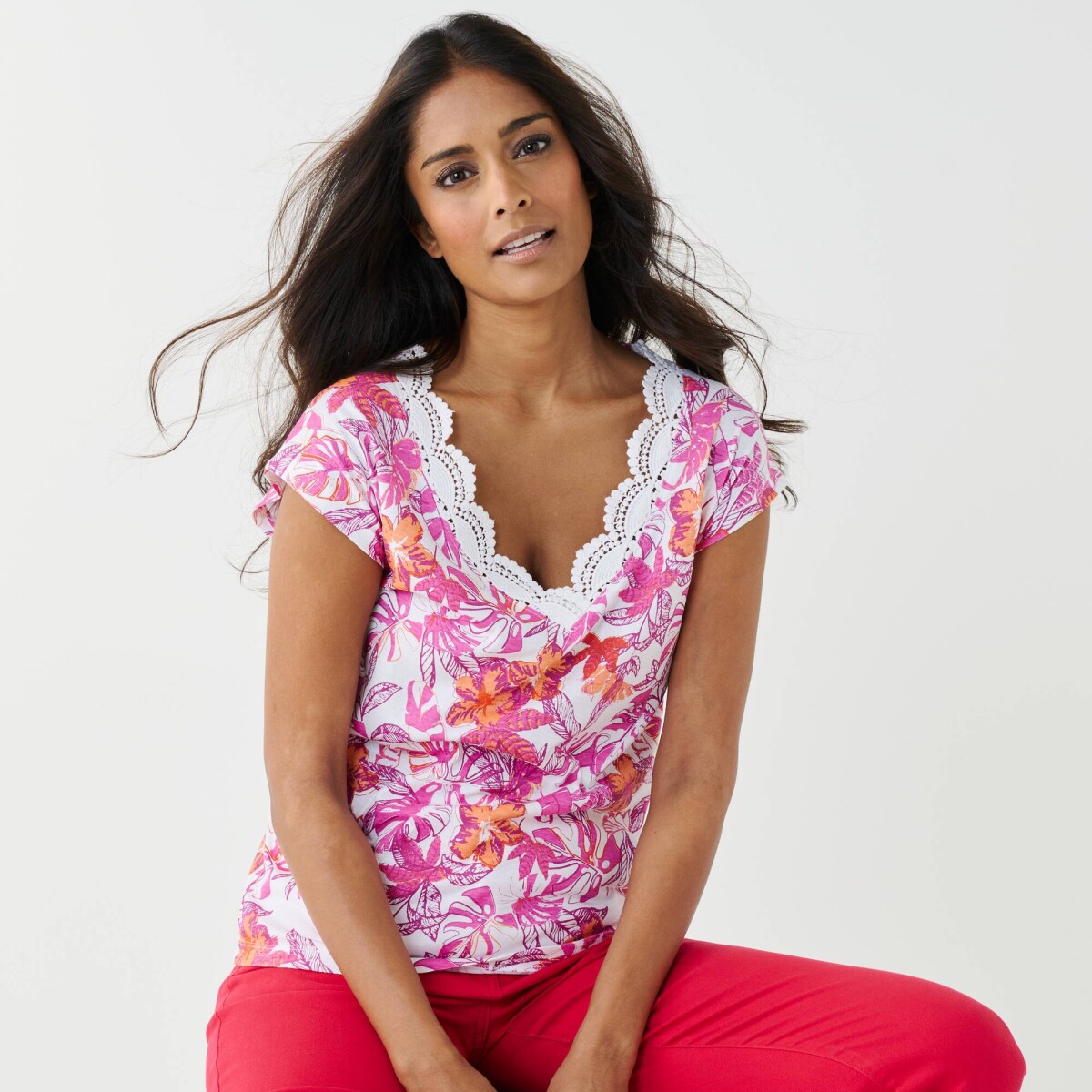 Tričko s potlačou, výstrihom do V a macramé lemom