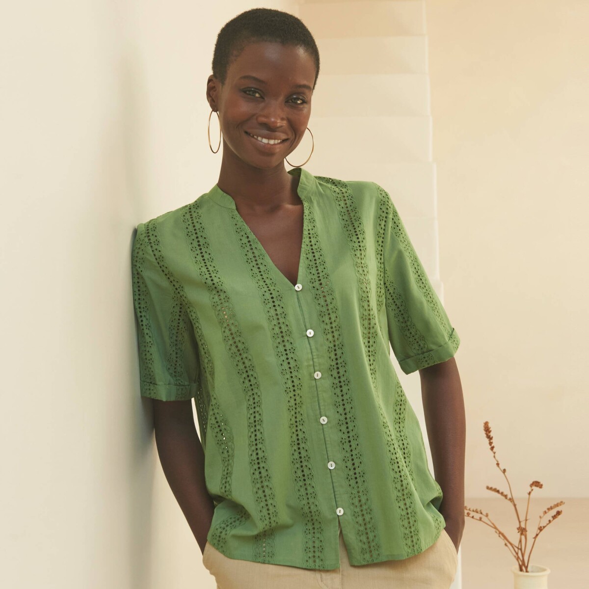 Blúzka s madeirou, krátkymi rukávmi a tuniským výstrihom