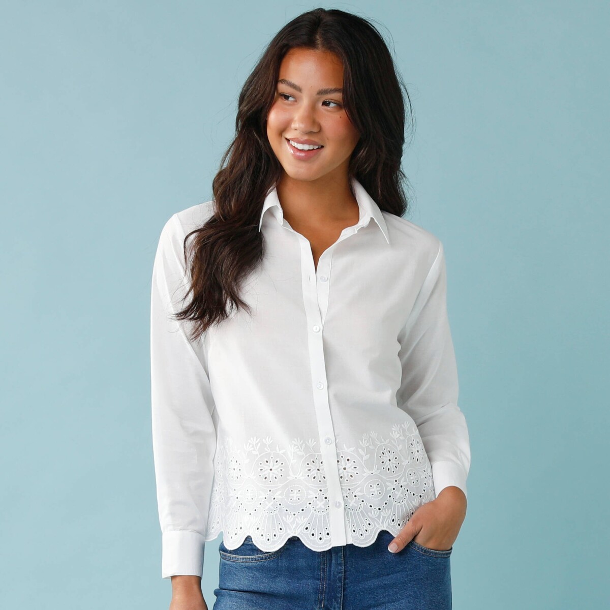 Jednofarebná blúzka s madeirovou výšivkou, pre nižšiu postavu