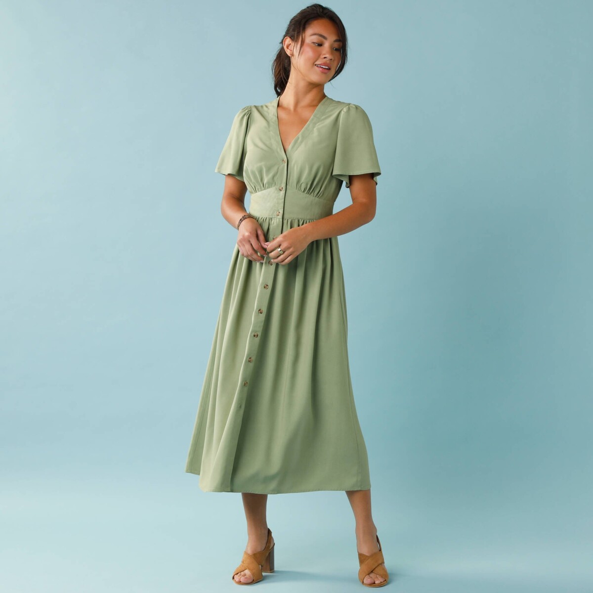 Dlhé jednofarebné šaty s gombíkmi pre nižšiu postavu