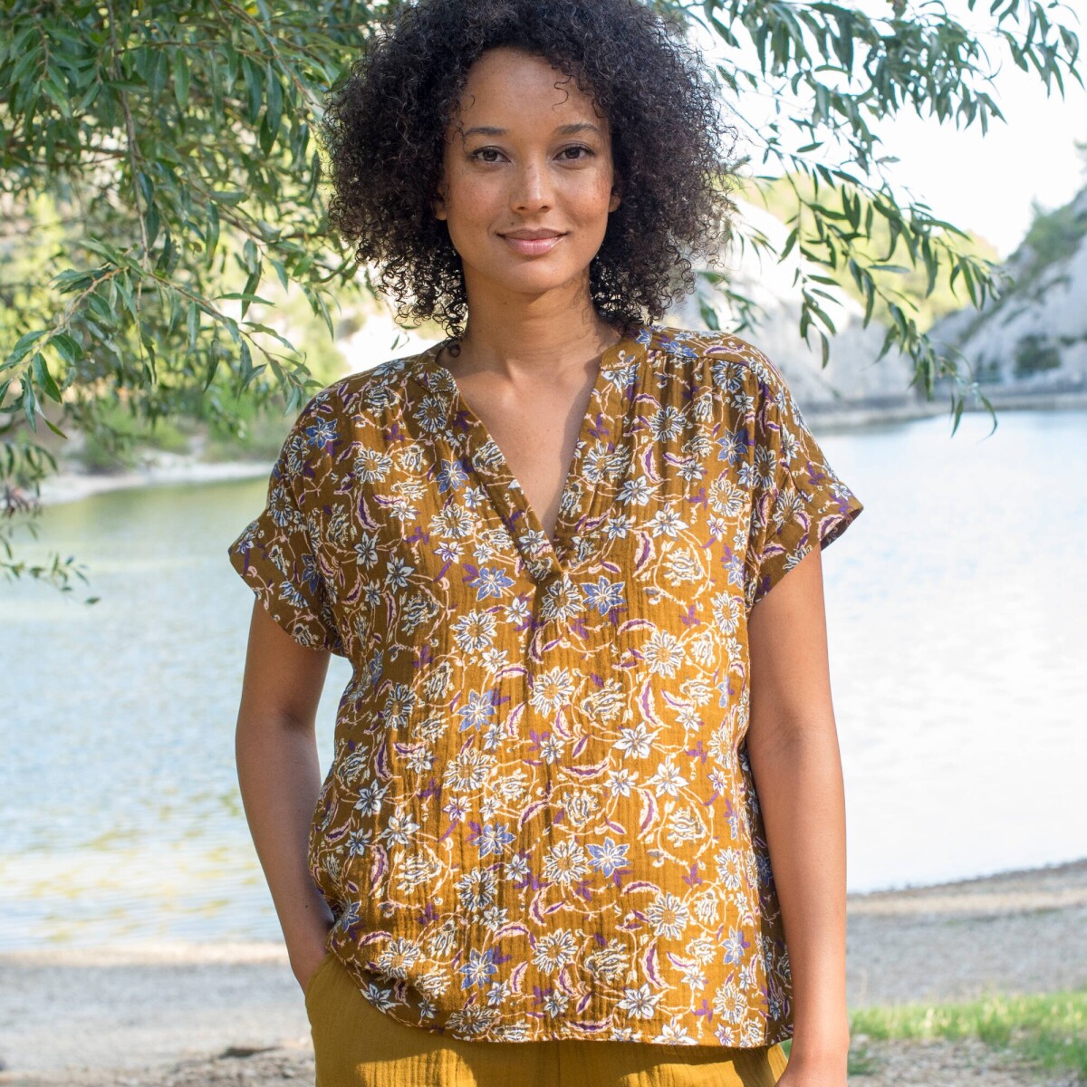 Mušelínová blúzka s tuniským výstrihom a potlačou