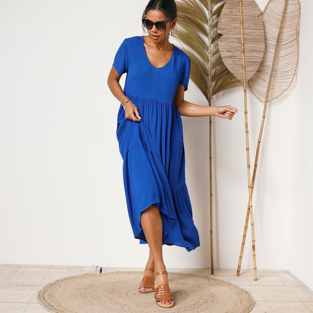 Krepónové jednofarebné midi šaty s výstrihom do V