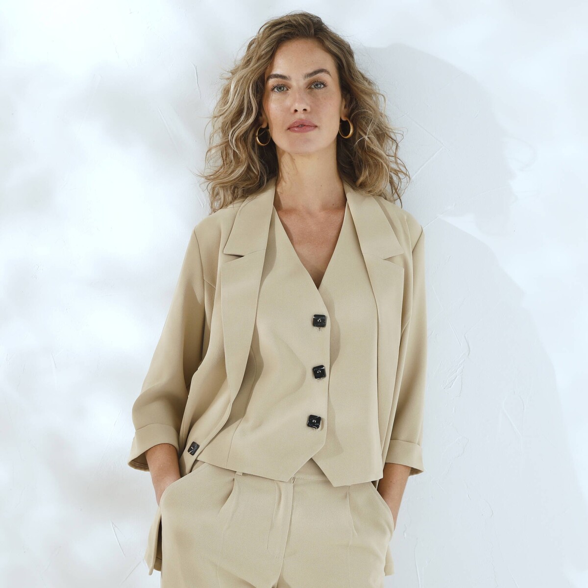 Splývavý blejzer s 3/4 rukávmi