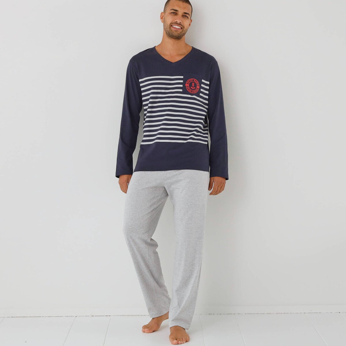 Pyžamo s nohavicami, výstrihom do V a potlačou pruhov