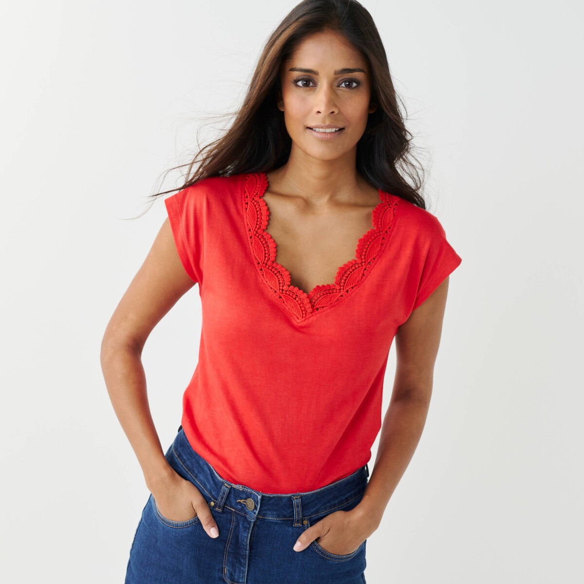 Jednofarebné tričko s výstrihom do V a macramé lemom