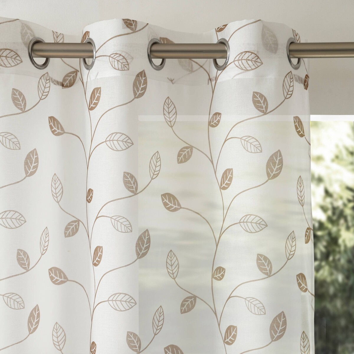 Voálová záclona s motívom listov zakončená očkami