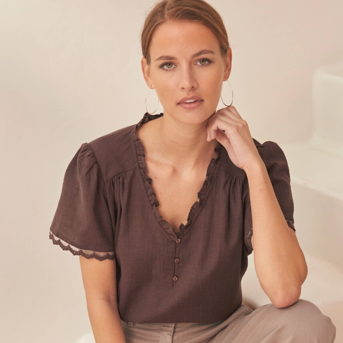 Blúzka s volánikmi a krátkymi rukávmi