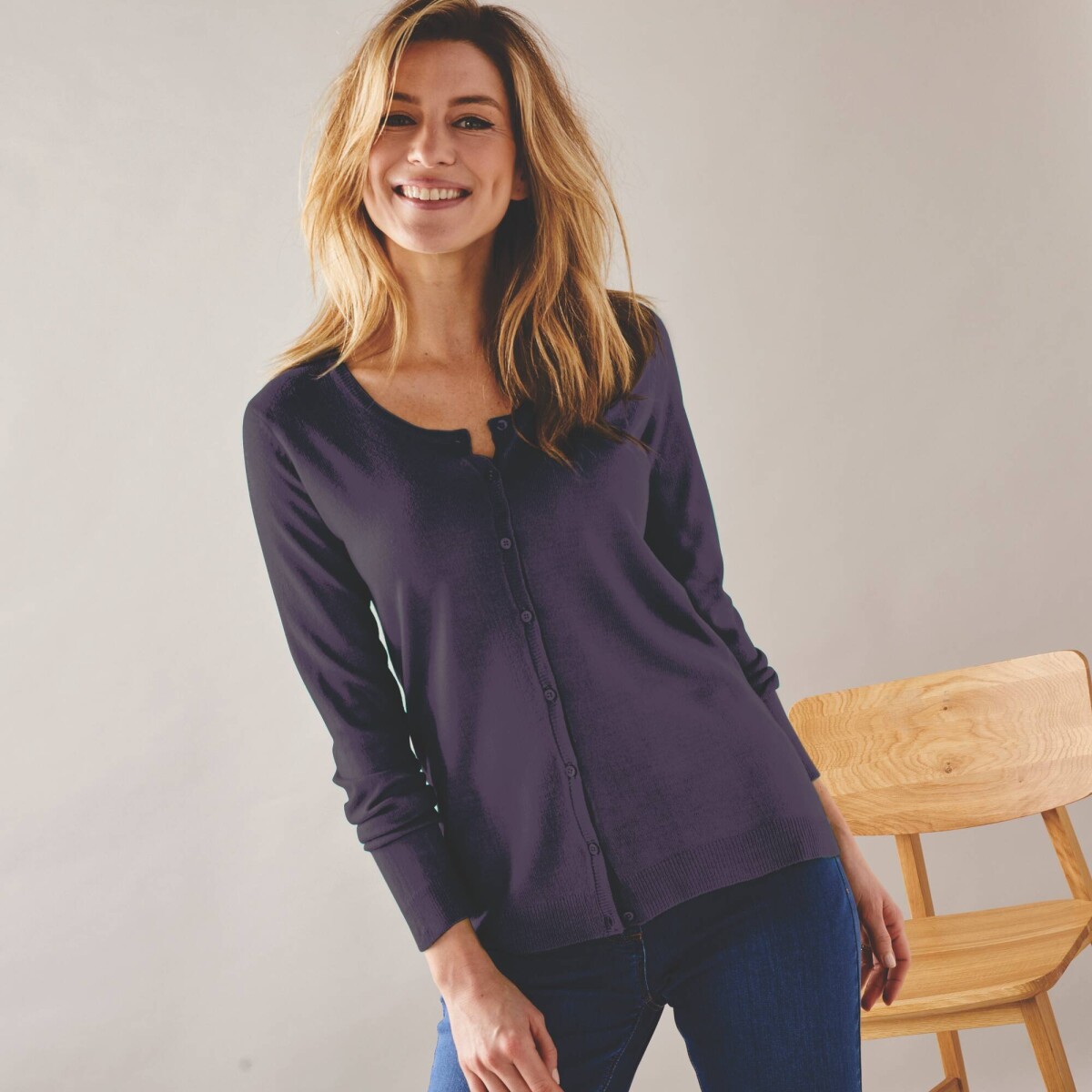 Jednofarebný sveter na gombíky