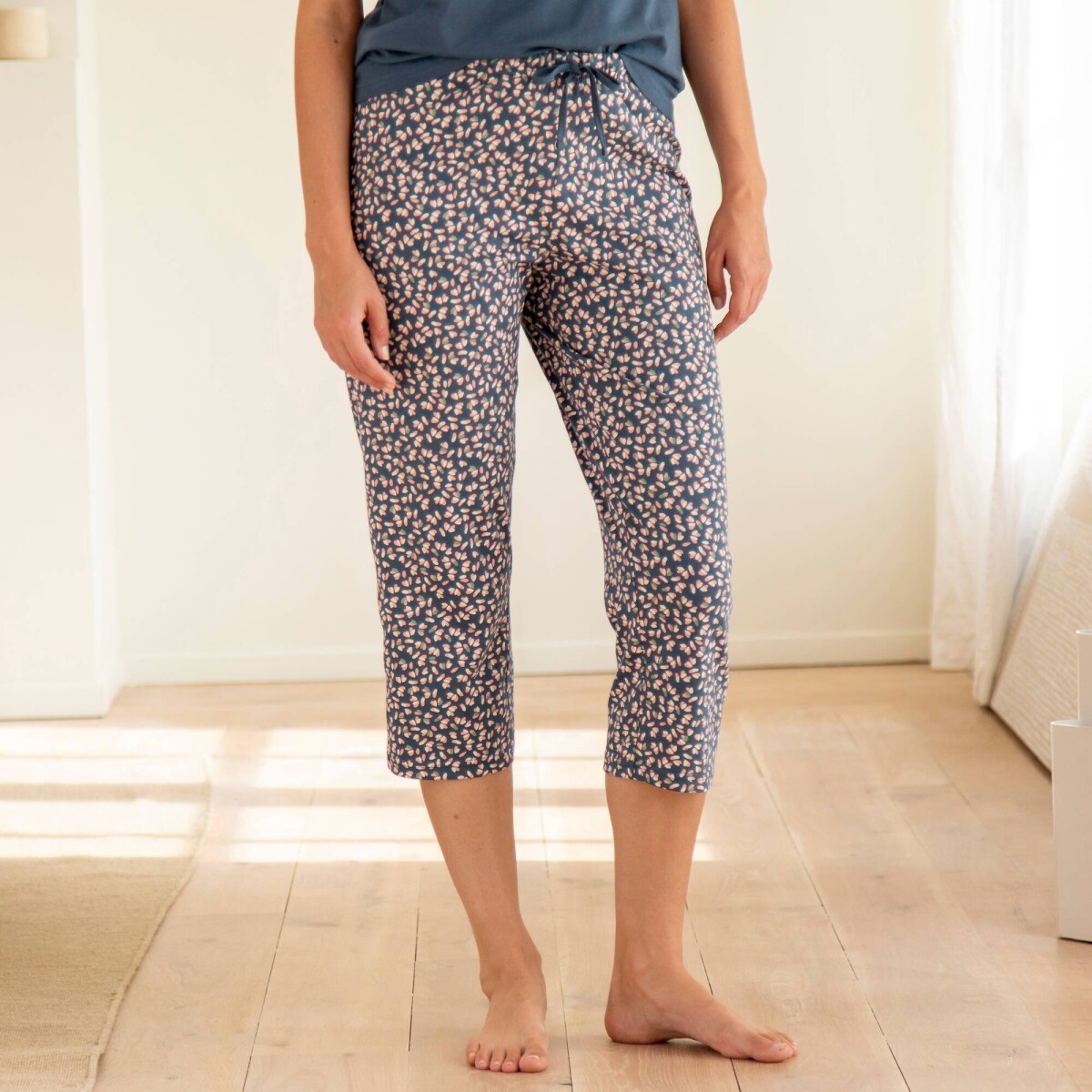 3/4 pyžamové nohavice s drobnou potlačou kvetín