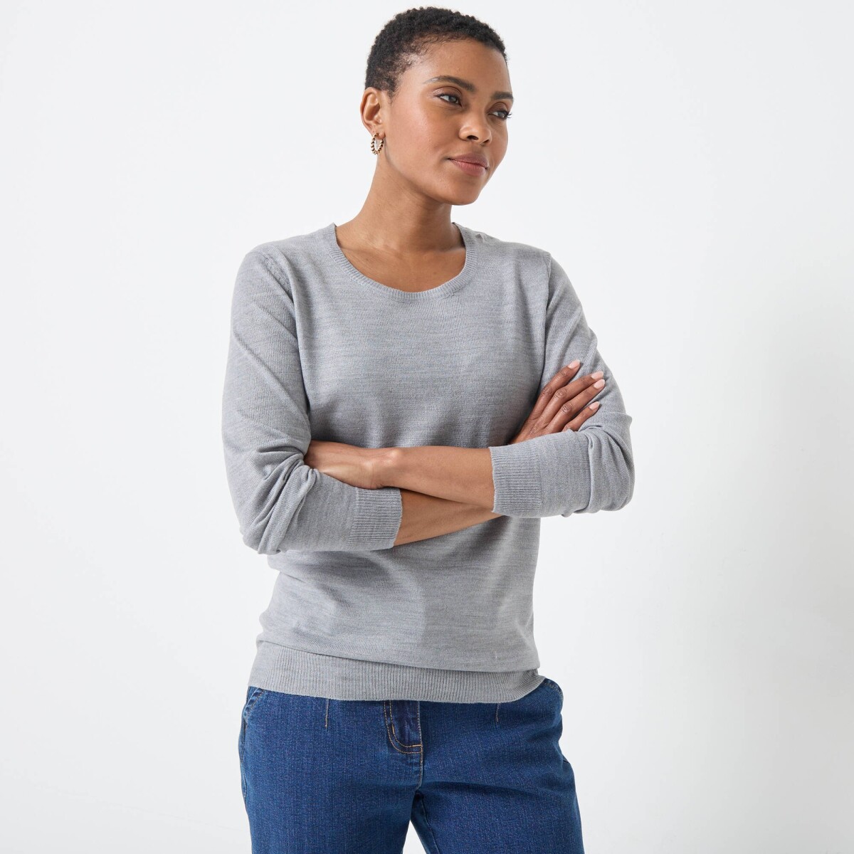 Jednofarebný pulóver s okrúhlym výstrihom