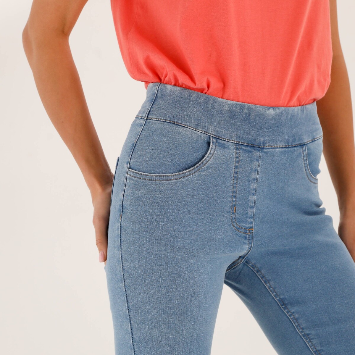 Strečové bootcut džegíny pre nižšiu postavu