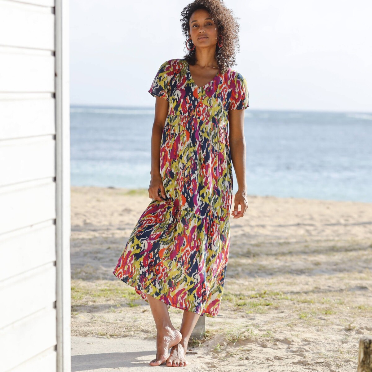 Krepónové midi šaty s výstrihom do V a pestrofarebnou potlačou