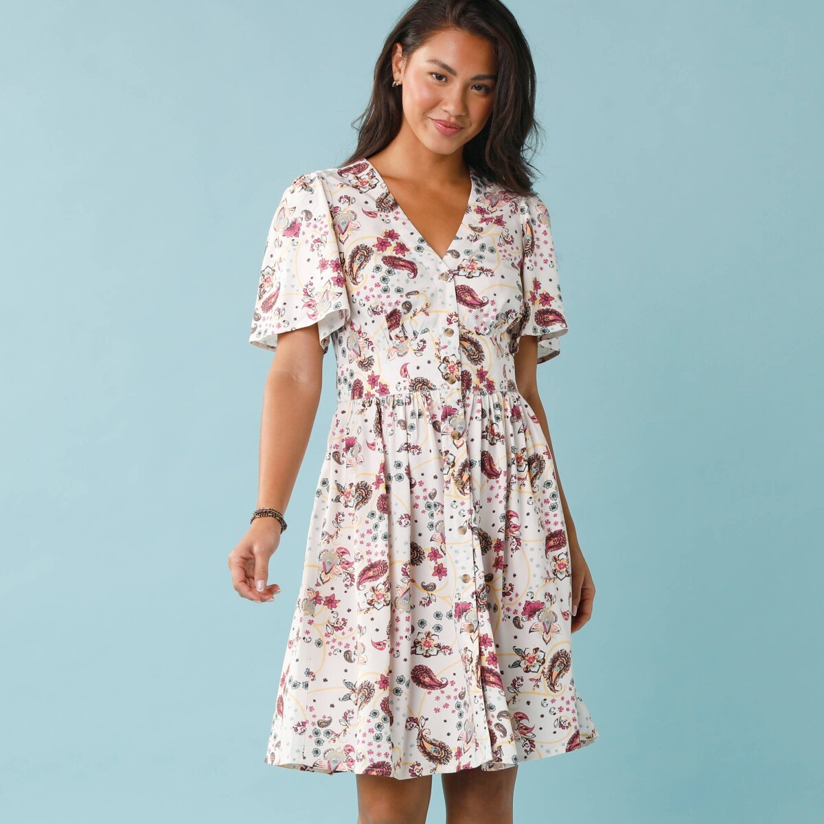 Krátke šaty s potlačou a gombíkmi pre nižšiu postavu