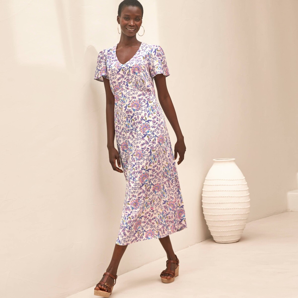 Dlhé šaty s výstrihom do V a potlačou