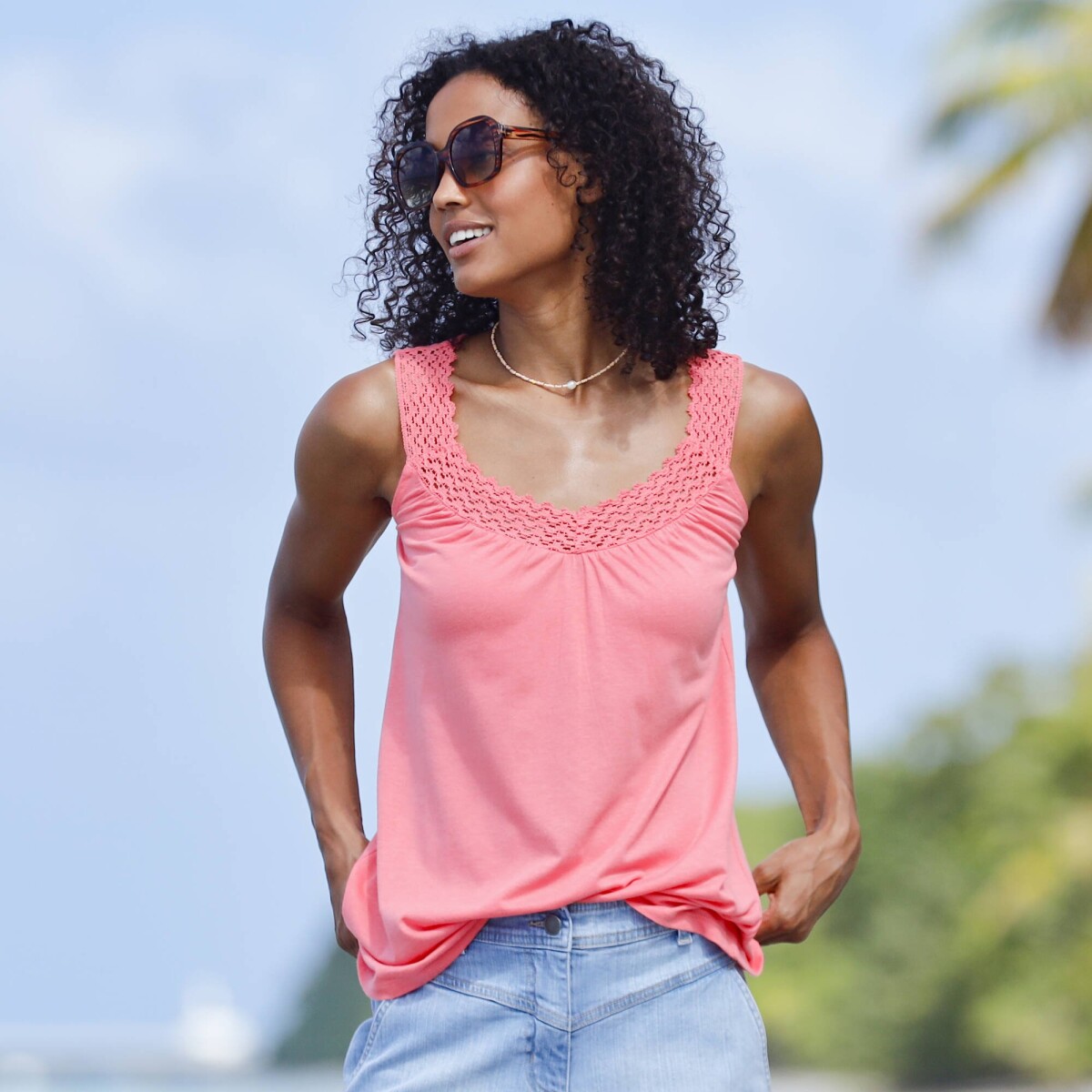 Top s macramé výstrihom a ramienkami