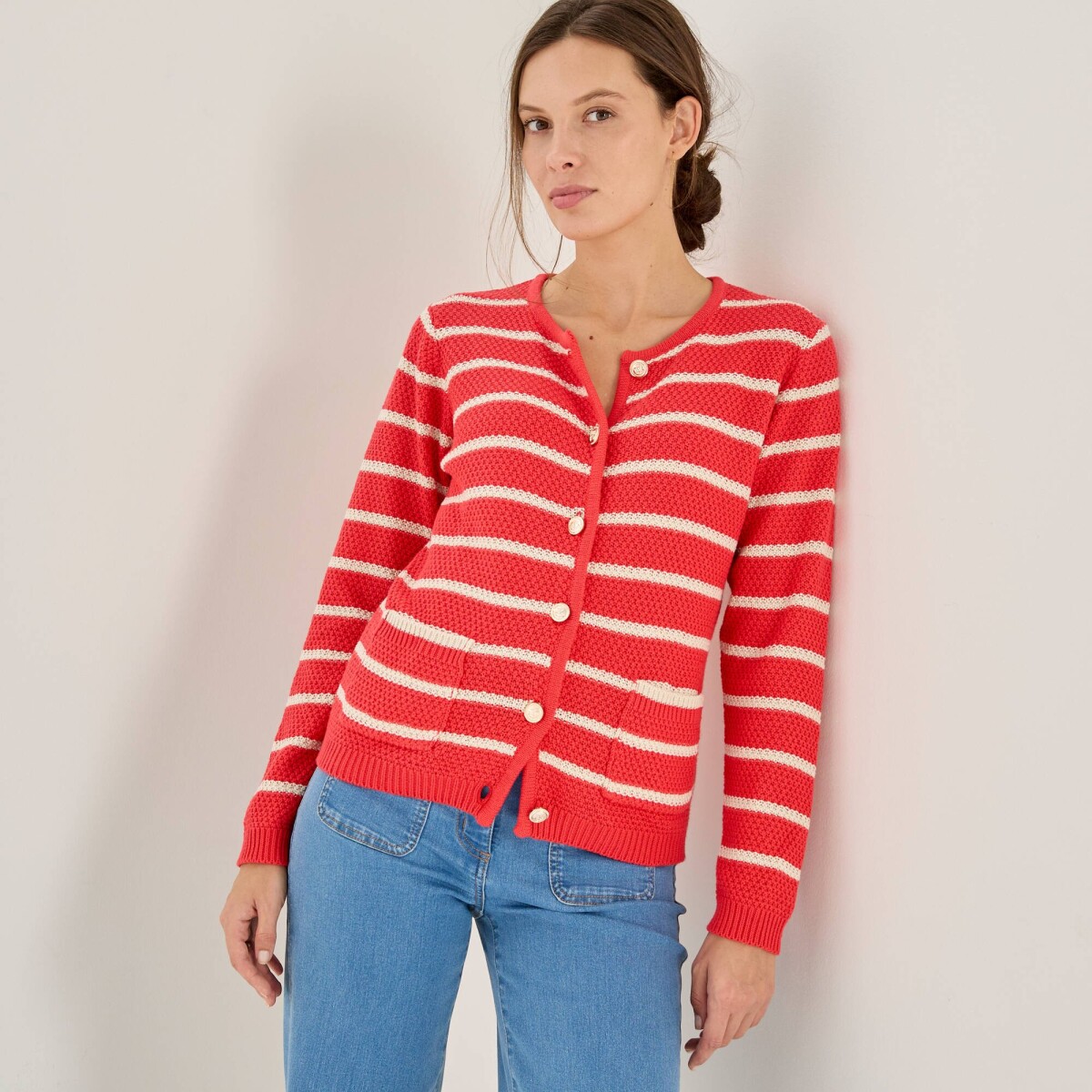 Pruhovaný sveter s ozdobnými gombíkmi
