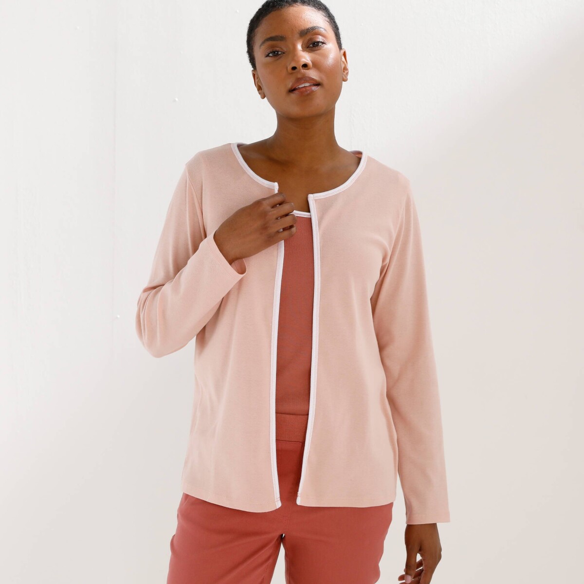 Krátky kardigan s kontrastným lemovaním