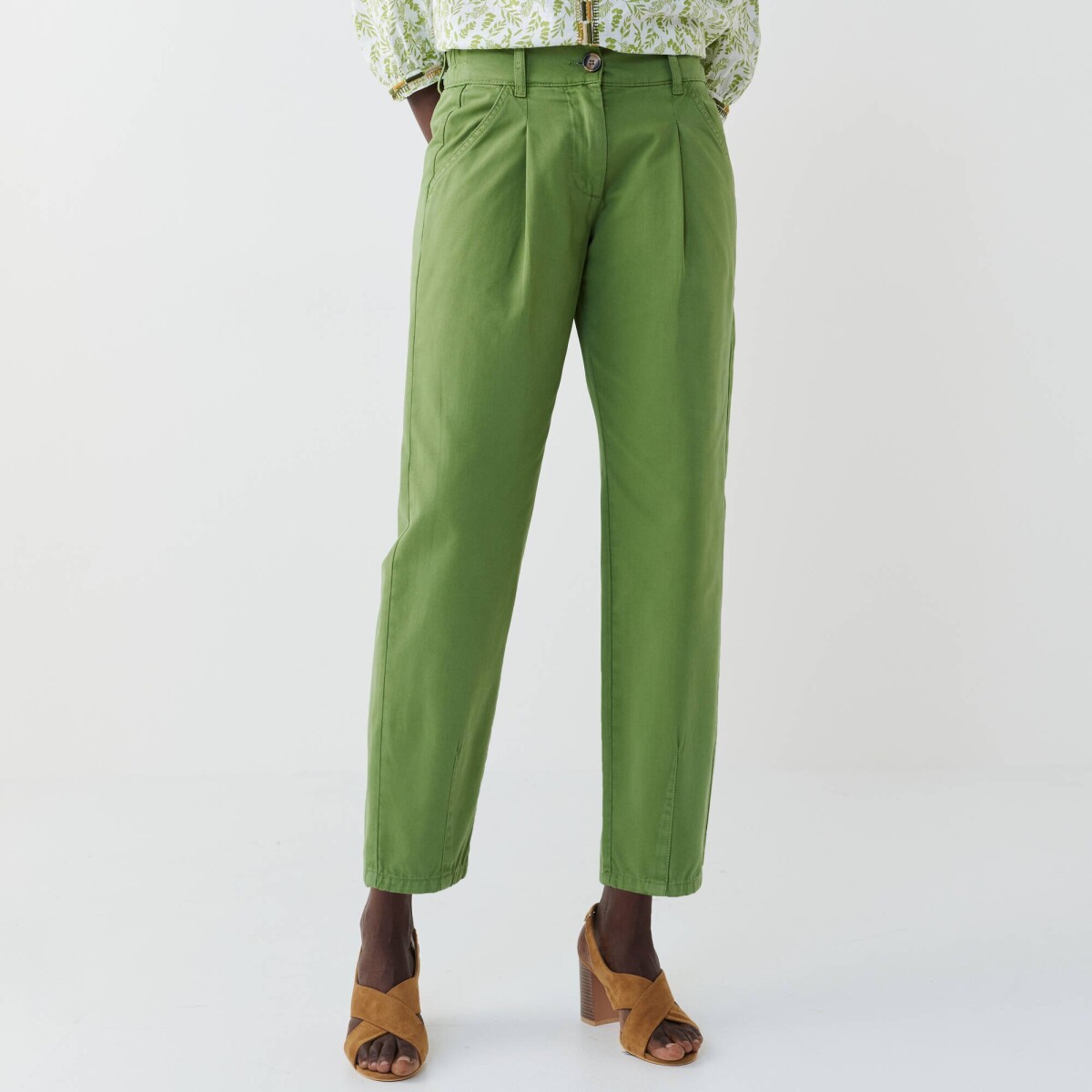 Nohavice so skladmi a záševkami na koncoch nohavíc