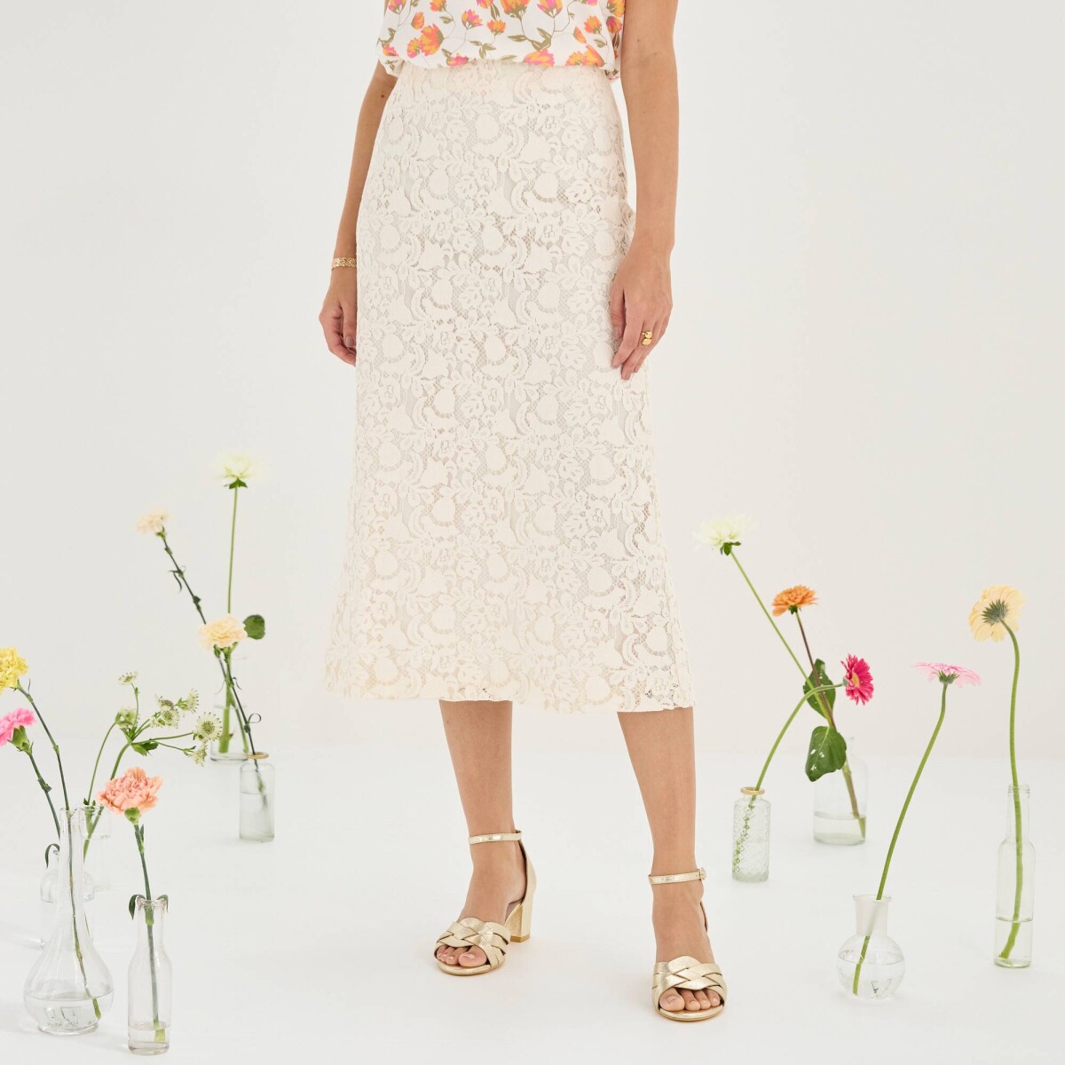 Čipková midi sukňa s
		rozparkom