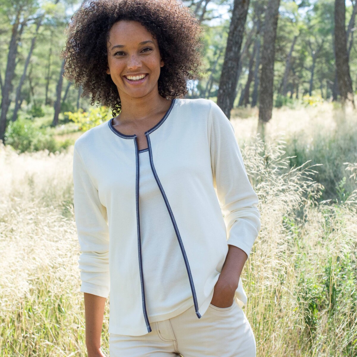 Krátky kardigan s kontrastným lemovaním