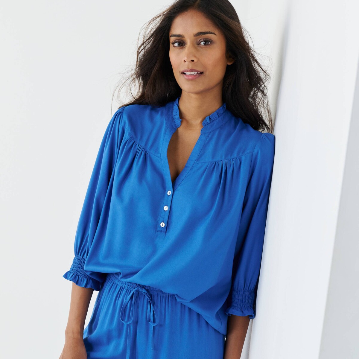 Jednofarebná blúzka s výstrihom na gombíky