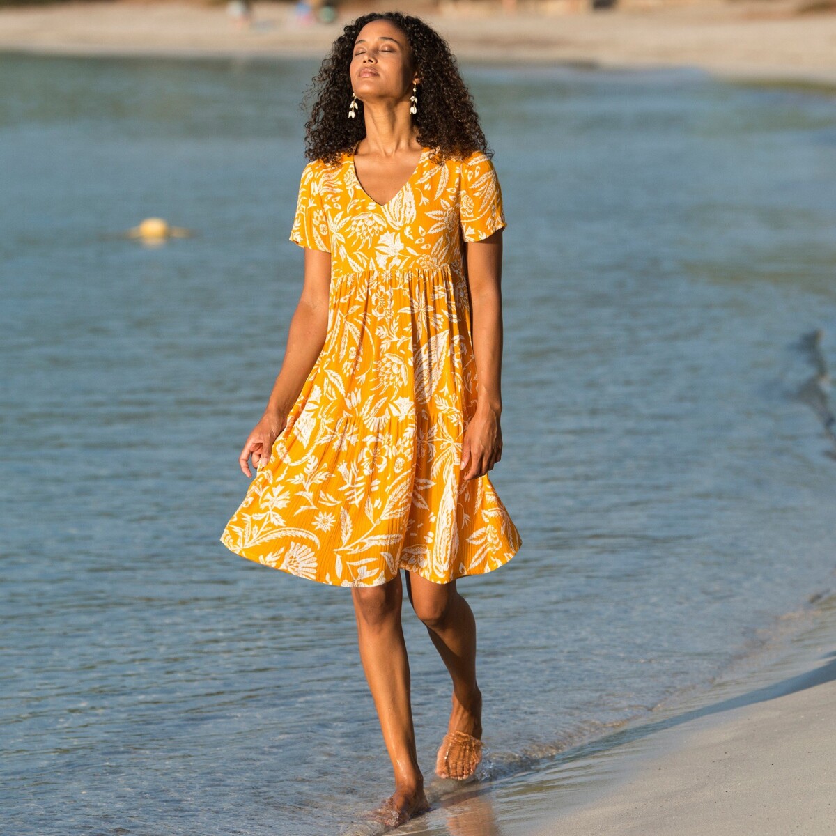 Krátke krepónové šaty s potlačou a výstrihom do V