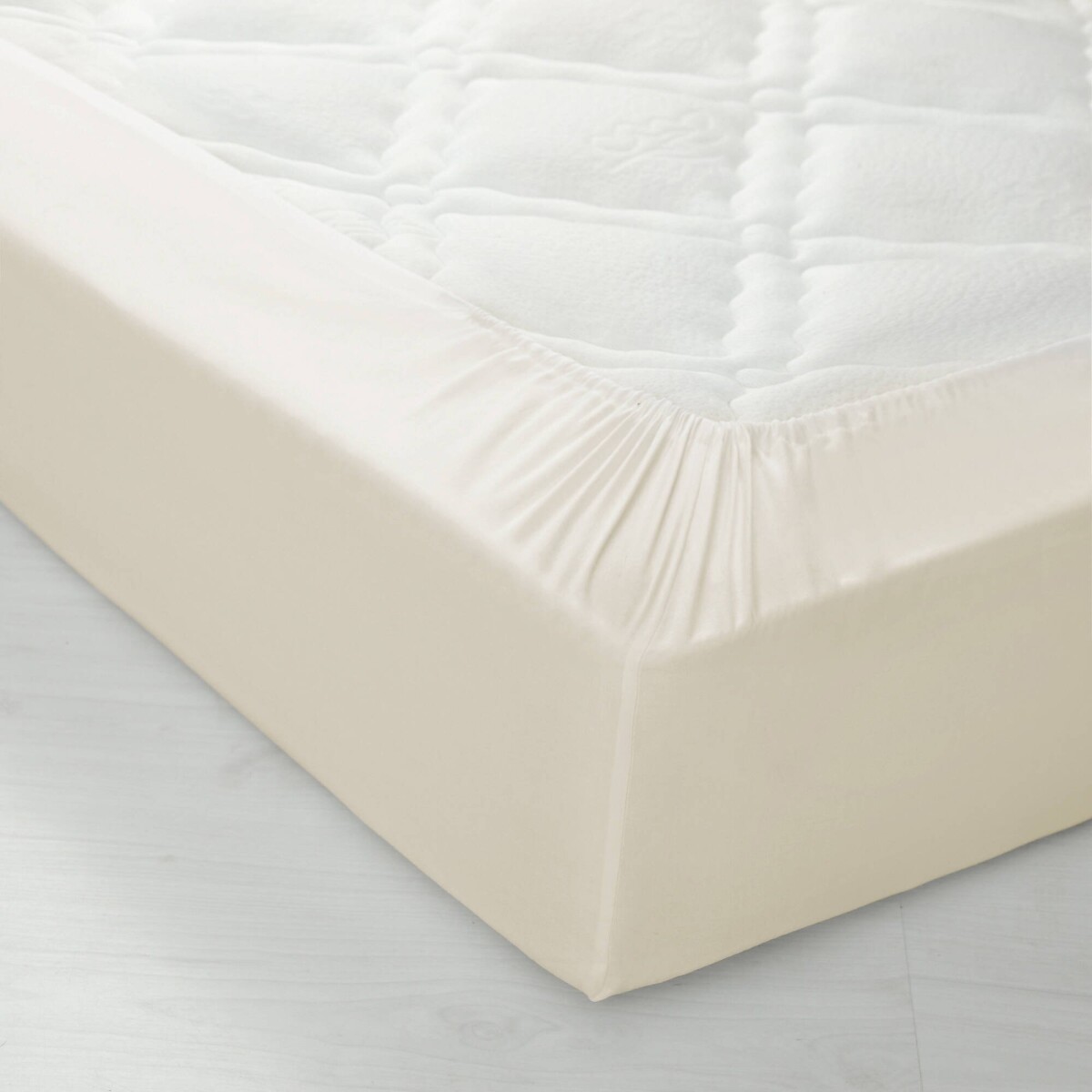 Bavlnená jednofarebná napínacia plachta zn. Colombine® s hĺbkou rohov 32 cm