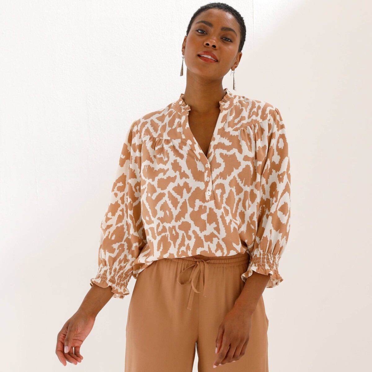 Blúzka s výstrihom na gombíky a potlačou