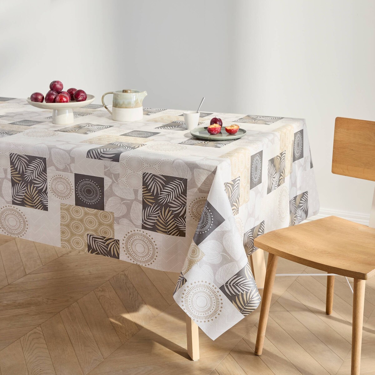 Voskovaný obrus s patchwork potlačou listov