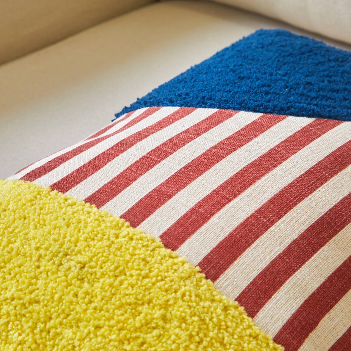 Obdĺžnikový vankúš s geometrickým vzorom