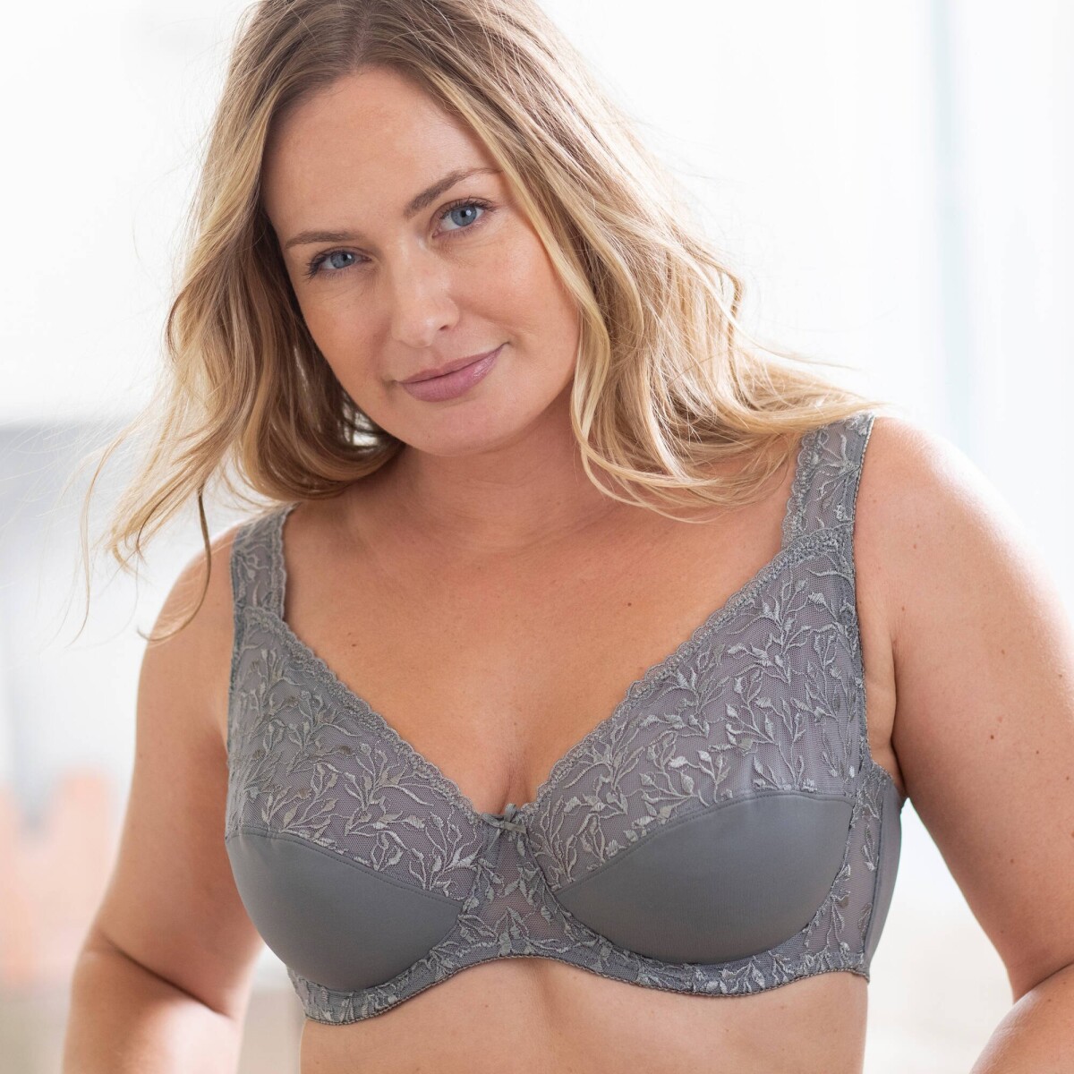 Súprava 2 zmenšujúcich podprseniek z mikrovlákna a vyšívaného tylu, s kosticami