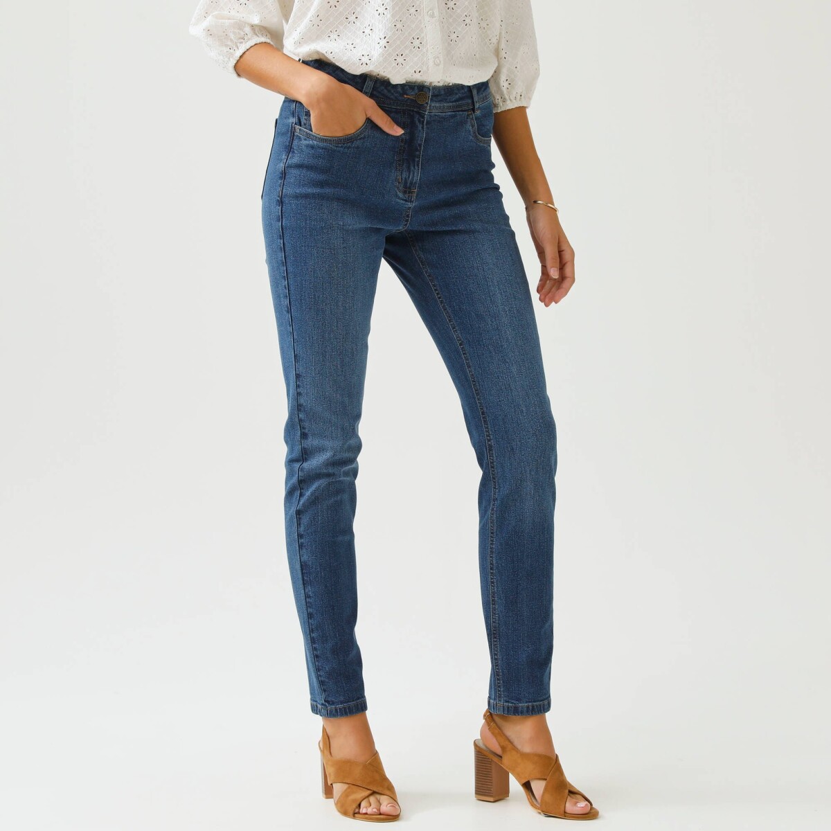 Úzke džínsy s vysokým pásompre vysokú postavu