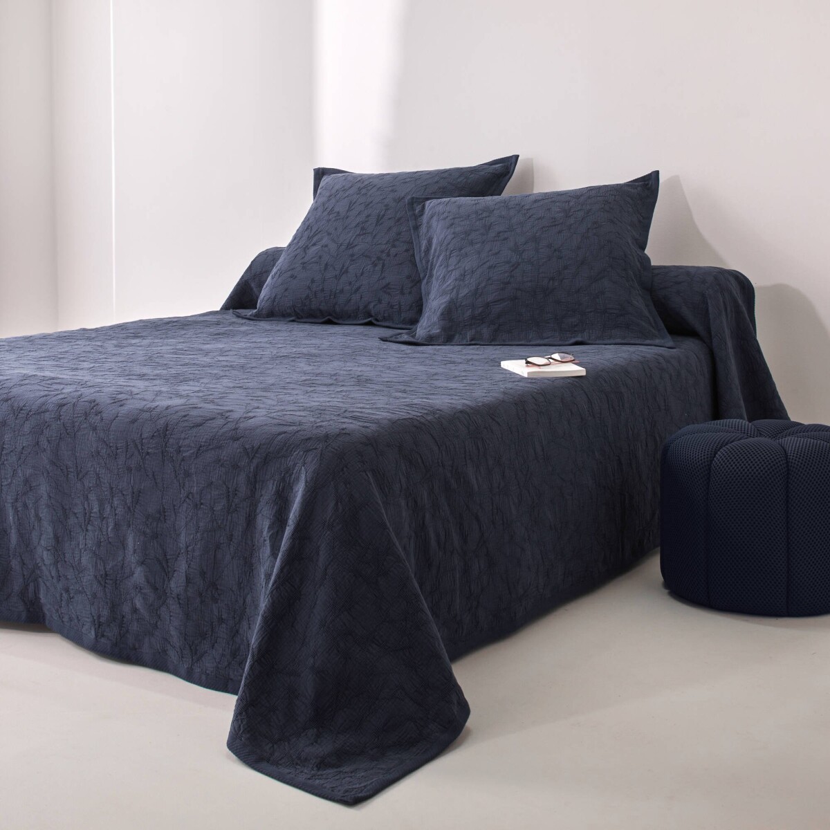 Žakárová prikrývka na posteľ s plástovým vzorom a potlačou listov