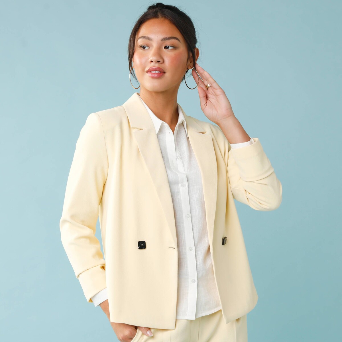 Splývavý blejzer pre nižšiu postavu