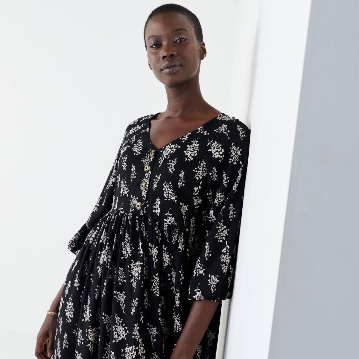 Rozšírené midi šaty s gombíkmi a potlačou