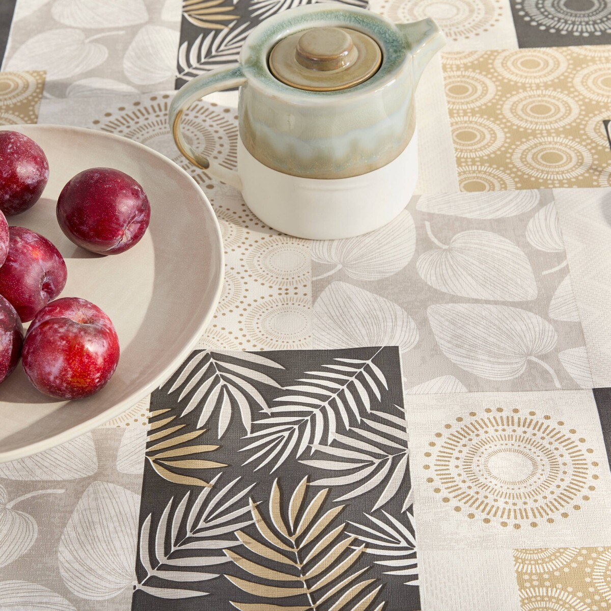 Voskovaný obrus s patchwork potlačou listov