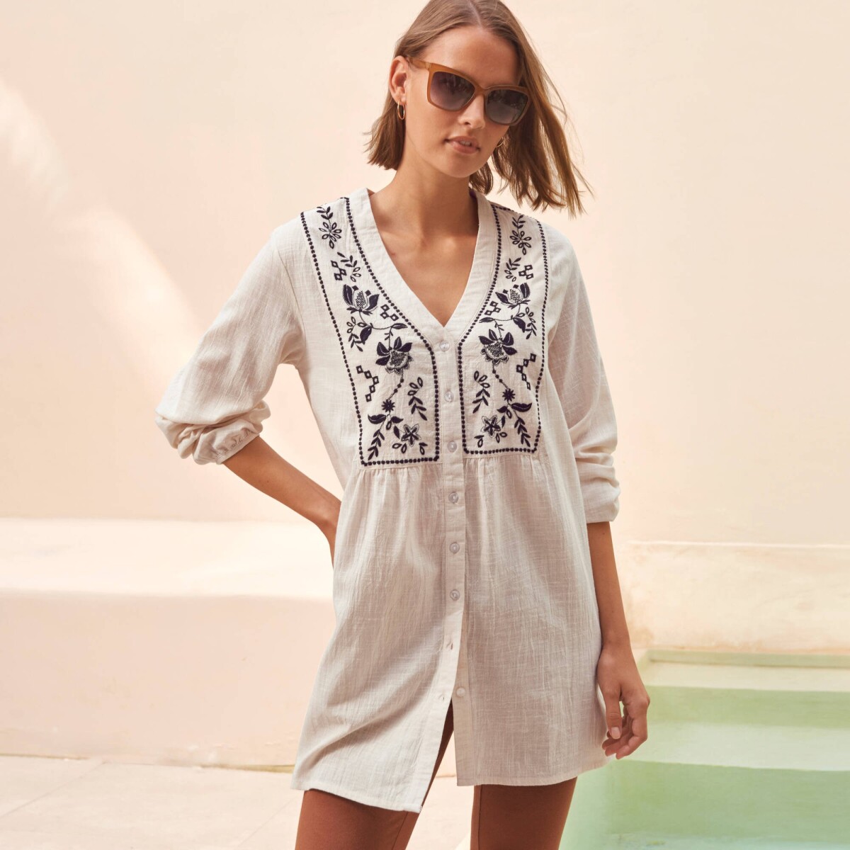 Tunika s výšivkou a gombíkmi