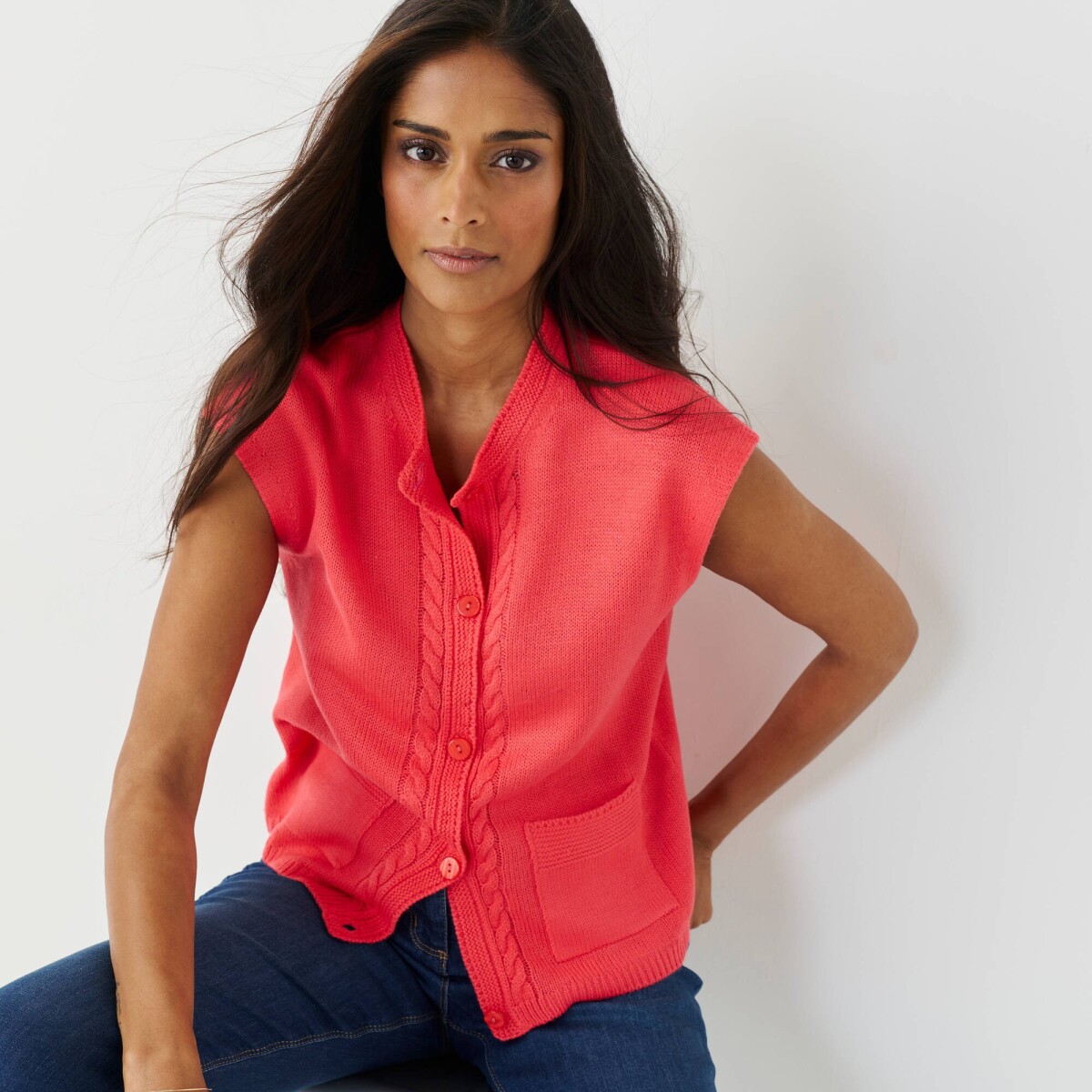 Sveter bez rukávov z úpletu so vzorom