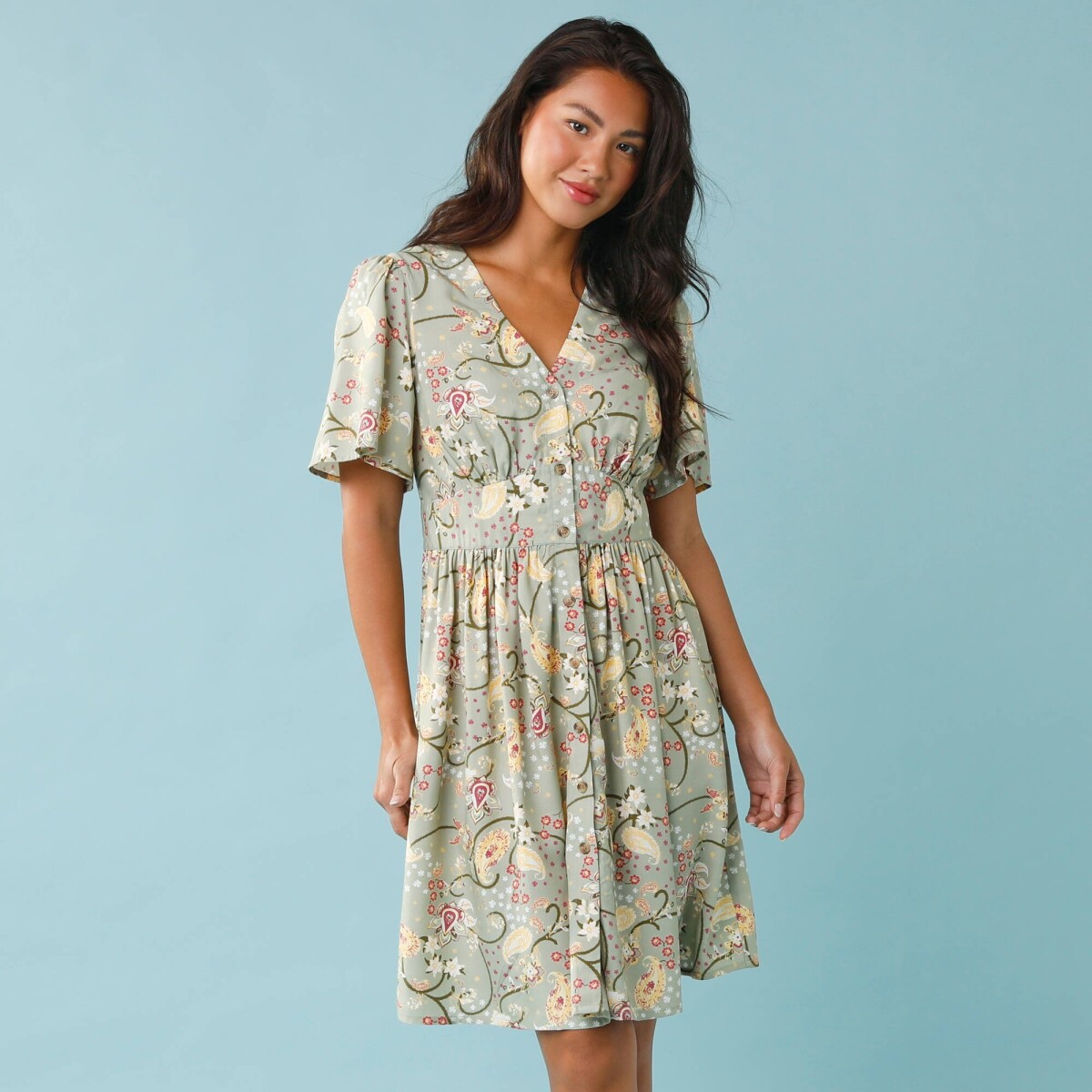 Krátke šaty s potlačou a gombíkmi pre nižšiu postavu