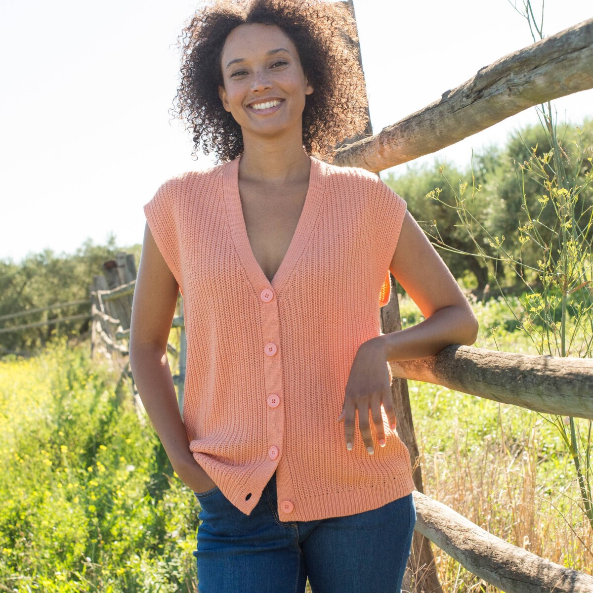 Vesta na gombíky s hladkým vzorom