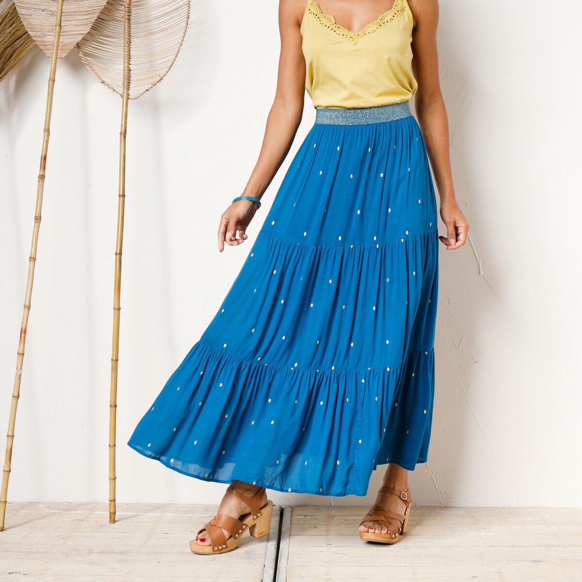 Dlhá volánová sukňa so zlatistou potlačou