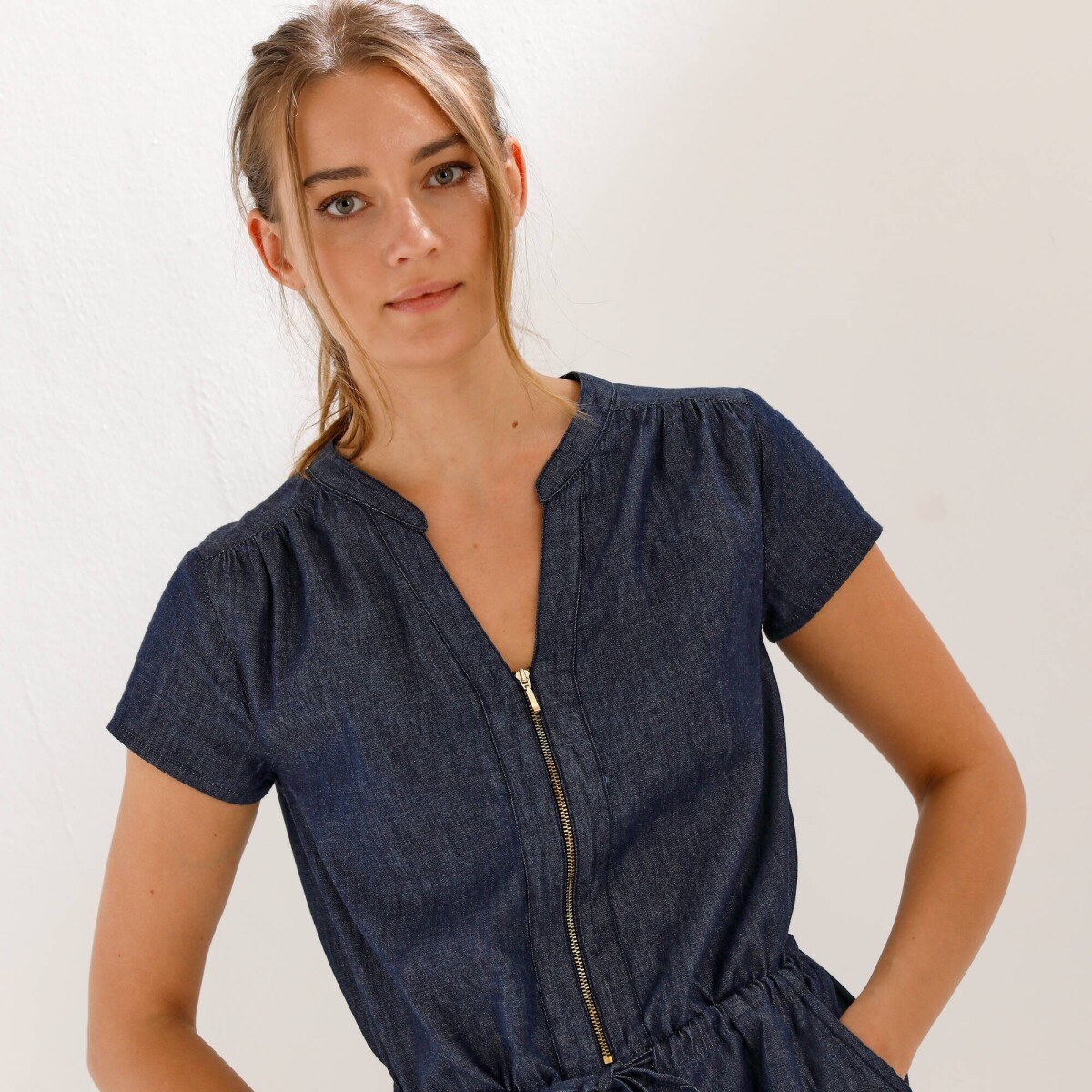 Krátke šaty z tenkého denimu s výstrihom na zips a šnúrkou v páse