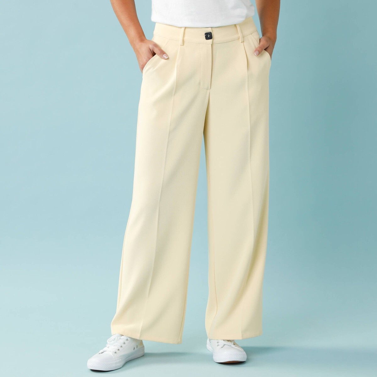 Splývavé široké nohavice pre nižšiu postavu