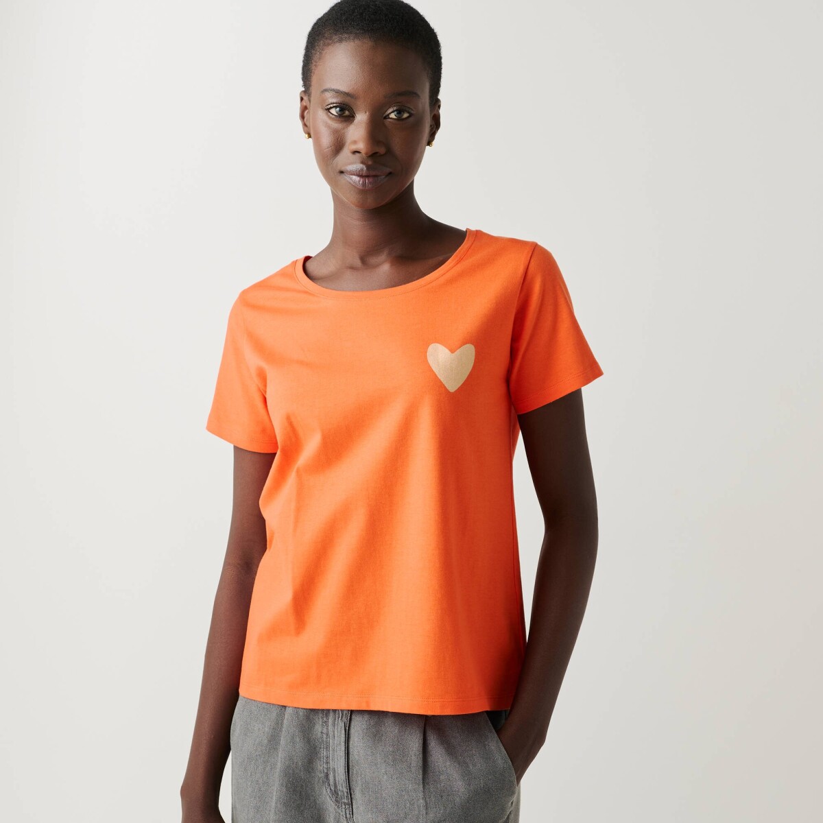 Jednofarebné tričko s potlačou zlatého srdiečka