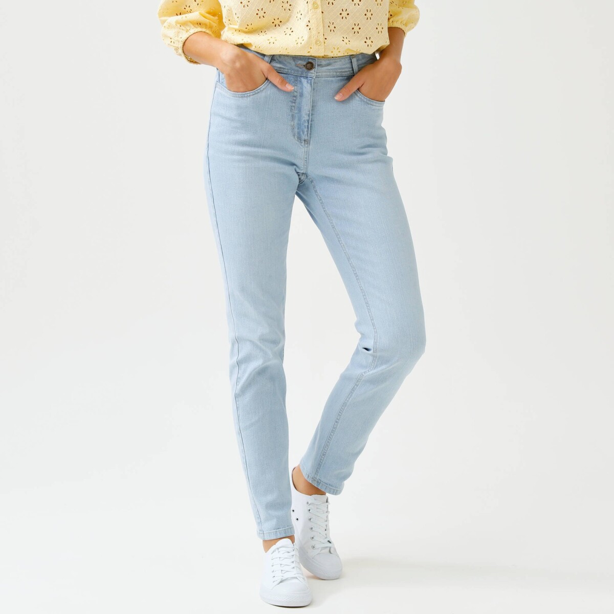 Úzke džínsy s vysokým pásom pre nižšiu postavu